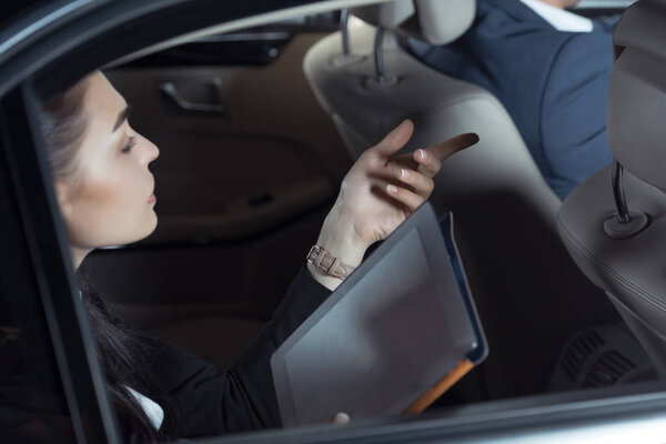 пассажир разговаривает с водителем автомобиля
