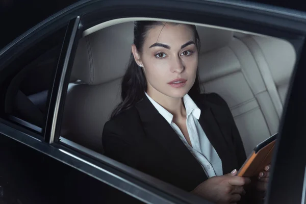 Vrouw in de passagiersstoel van auto — Stockfoto