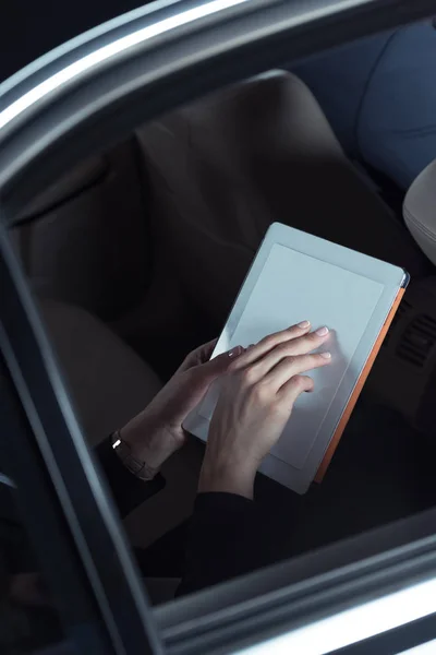 Mujer usando tableta digital en el coche — Foto de Stock