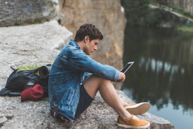 Tablet doğa kullanan adam
