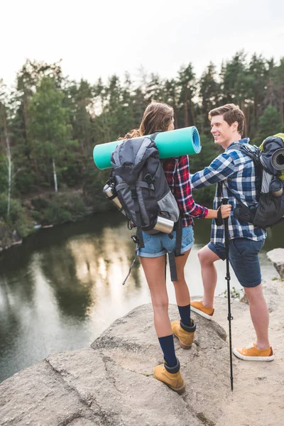 Casal com mochilas tendo caminhadas viagem — Fotografia de Stock