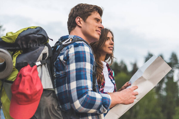 вдумчивая активная пара с картой
