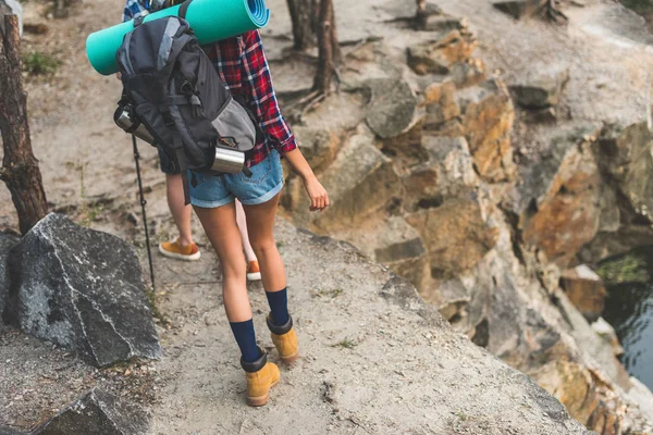 Mujer senderismo en las montañas rocosas — Foto de Stock