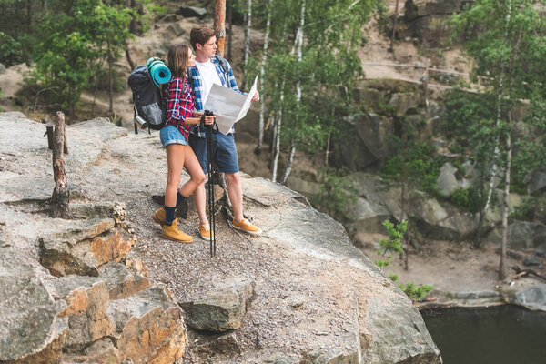 туристическая пара с картой
