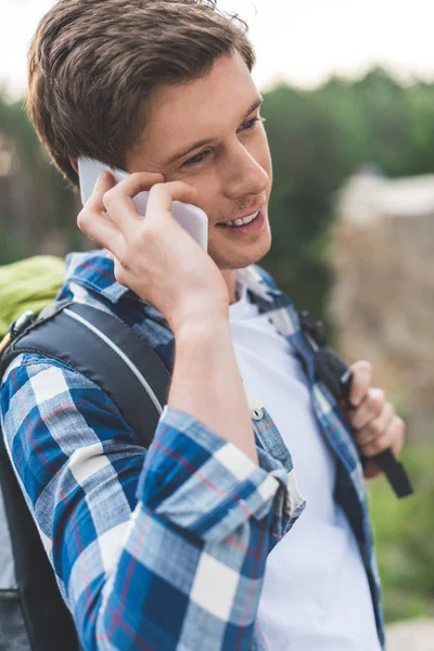 Hiker talking by phone — Free Stock Photo