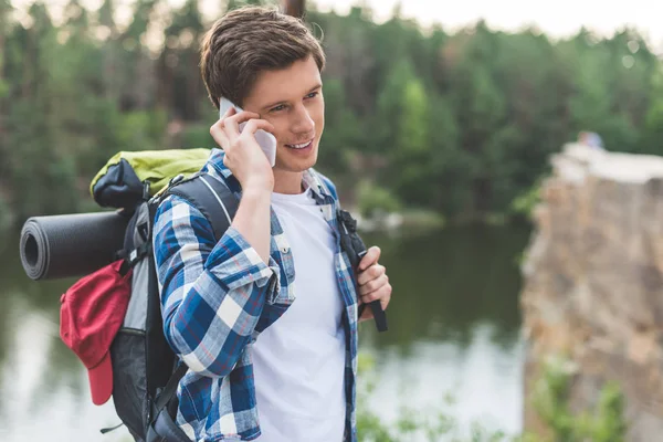 Excursionista hablando por teléfono — Foto de Stock