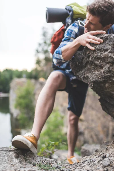 Hiker climbing on rock — Stock Photo, Image