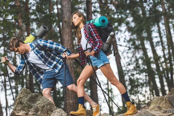 Par på fotvandring resa — Stockfoto