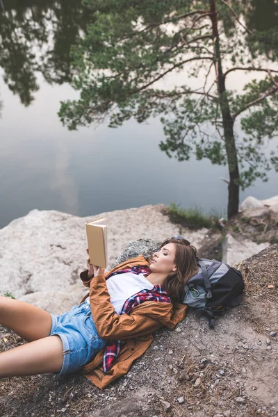 Reading book — Stock Photo, Image