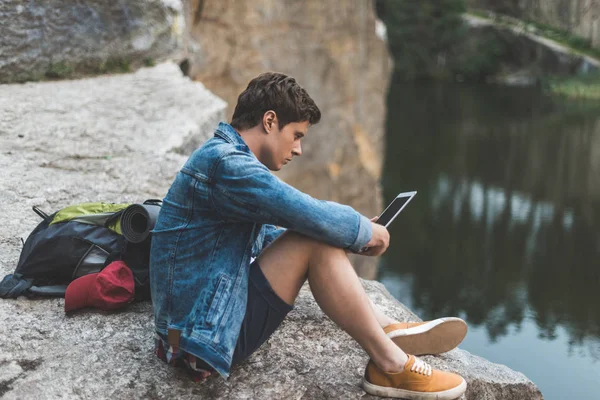 Člověk s použitím tabletu na přírodu — Stock fotografie