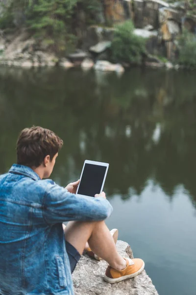 Man using tablet on nature — Stock Photo, Image