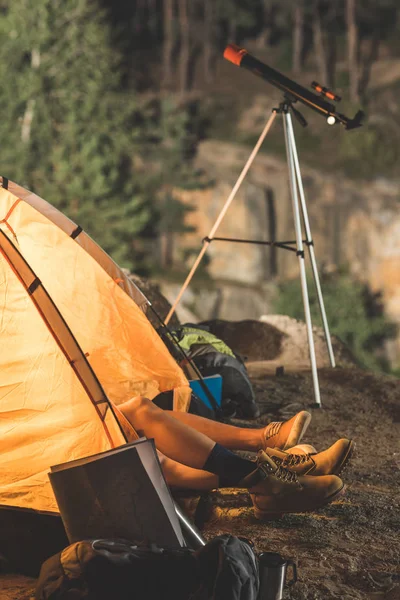 Casal relaxante na tenda — Fotografia de Stock