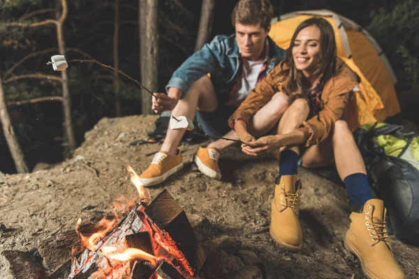 Couple roasting marshmallow — Stock Photo, Image