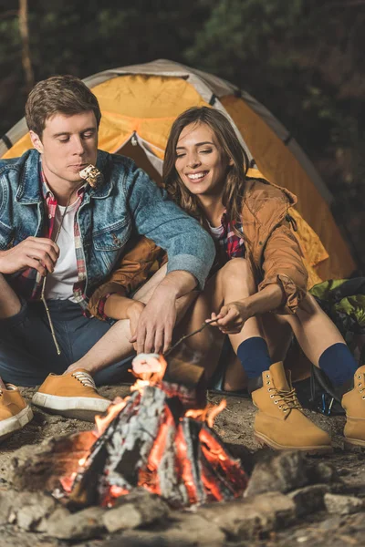 Couple roasting marshmallow — Stock Photo, Image
