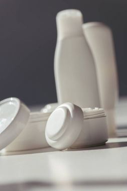 Beyaz plastik kaplar