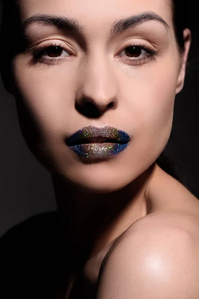 Mujer con labios brillantes — Foto de stock gratuita