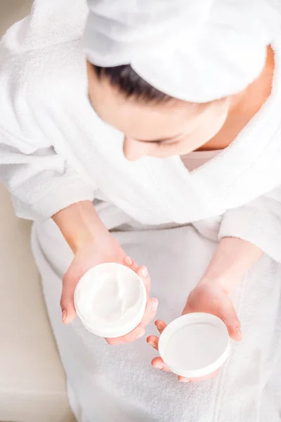 Mujer abriendo tarro de crema — Foto de Stock