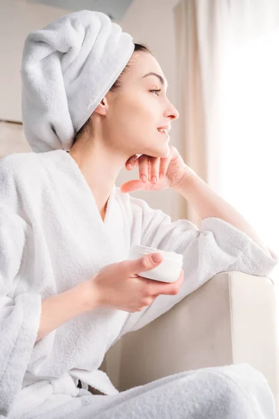 Mujer sosteniendo tarro de crema — Foto de Stock