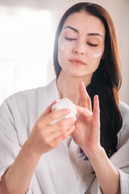 kadın yüzünü uygulayarak bornoz 