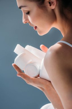 Plastik kaplar tutan kadın