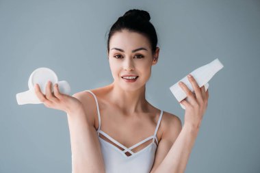 Plastik kaplar tutan genç kadın