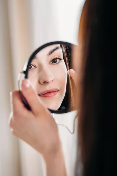 Mulher aplicando creme facial — Fotografia de Stock