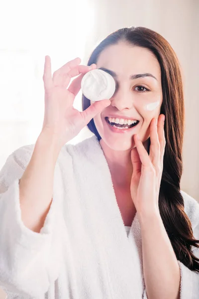 Mujer mostrando frasco abierto de crema — Foto de Stock