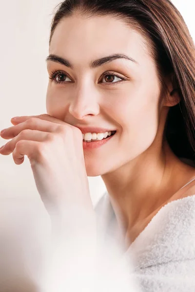 Mujer joven con maquillaje natural — Foto de Stock