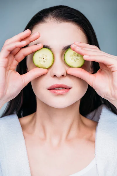 Mujer aplicando máscara de ojo de pepino — Foto de Stock