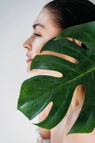 Young woman posing with fresh leaf — Stock Photo, Image