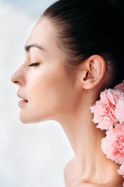 Vrouw met natuurlijke en bloemen — Stockfoto