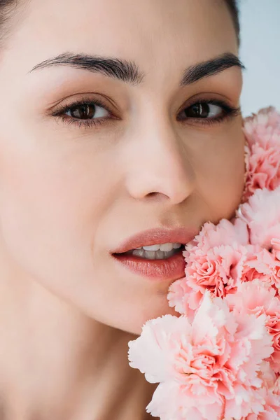 Vrouw met frisse huid poseren met bloemen — Stockfoto