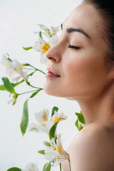 Женщина с натуральным макияжем позирует с лилиями — стоковое фото