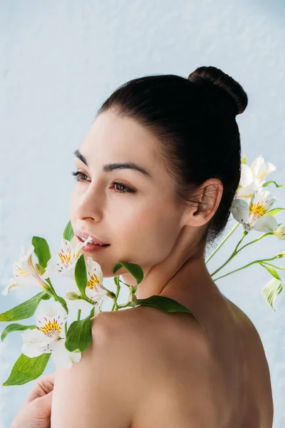 Vacker kvinna med vita liljor — Stockfoto