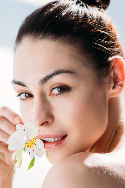 Hermosa mujer posando con flor de lirio — Foto de Stock