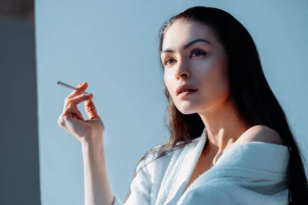 Hermosa mujer fumar — Foto de Stock