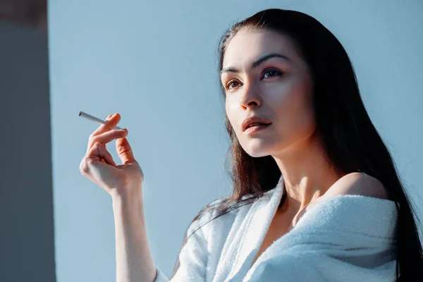 Beautiful woman smoking — Stock Photo, Image