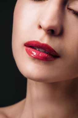 Kırmızı dudaklı genç kadın.