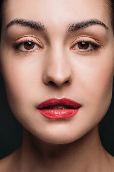 Молода жінка з червоними губами — стокове фото