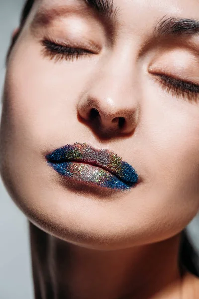 Mujer joven con labios brillantes — Foto de Stock