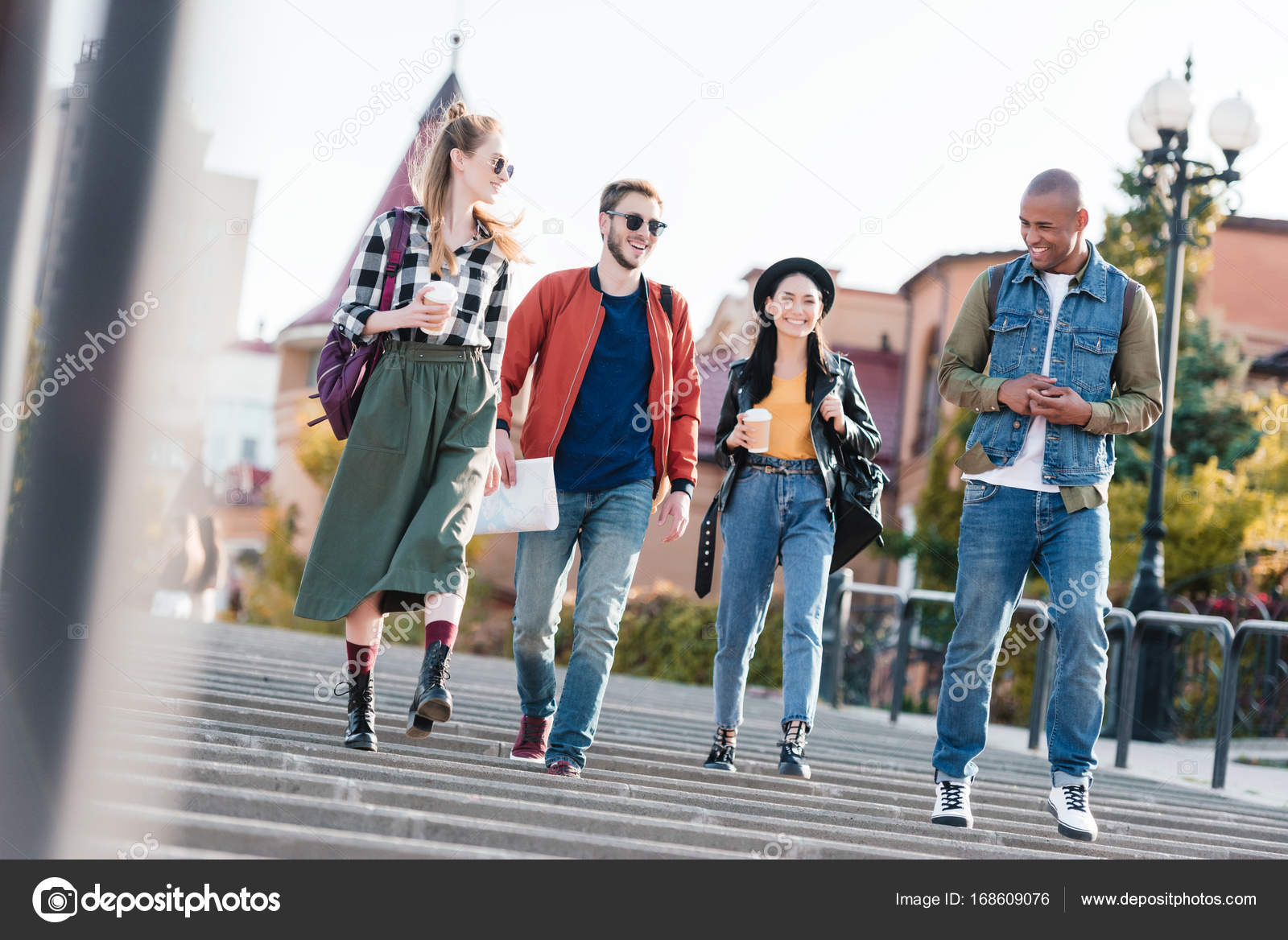 группа судов идущих друг. друзья гуляют по городу. группа судов идущих друг. молодежь гуляет. пьер карден битлз.