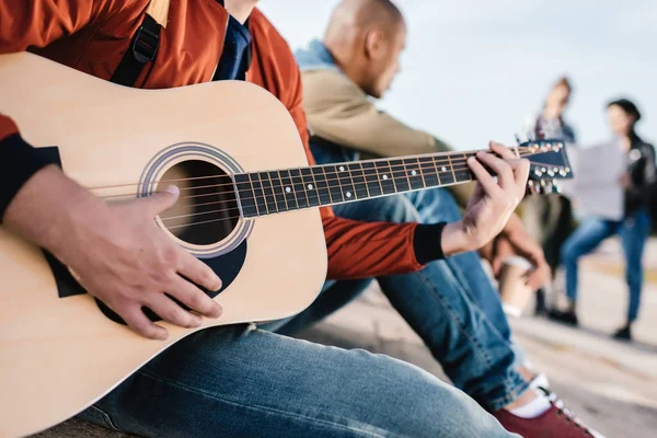 Homme jouant de la guitare — Photo