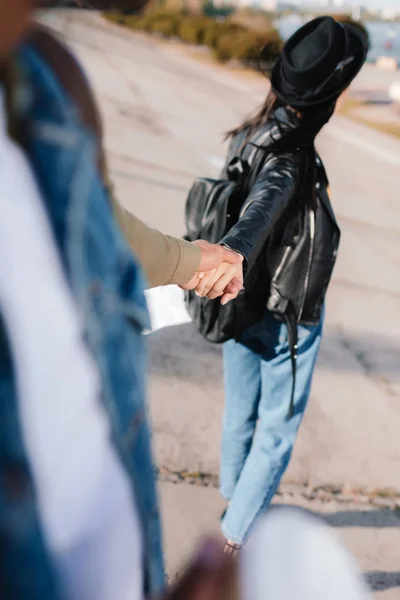 Couple holding hands — Free Stock Photo