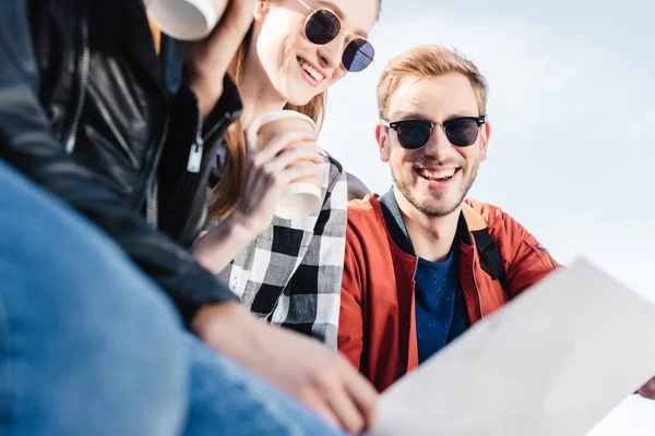 Smiling friends in sunglasses — Stock Photo, Image