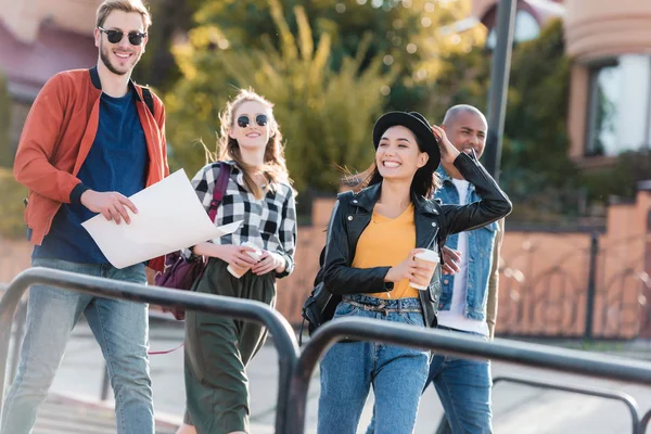 Mångkulturella vänner gå på gatan tillsammans — Stockfoto