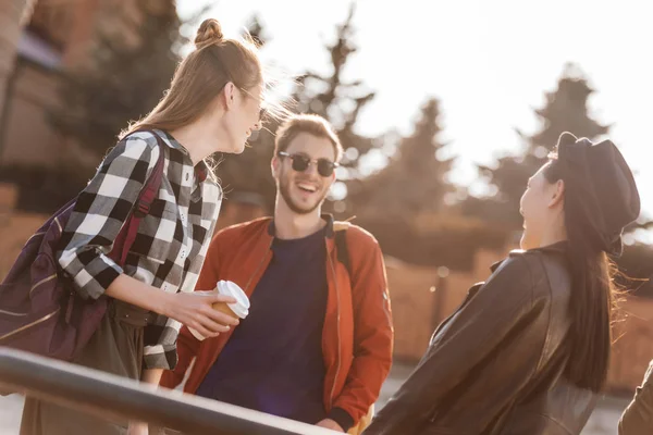 Amis souriants dans la rue — Photo