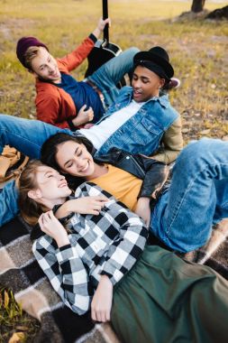 çok kültürlü arkadaşlar Park'ta dinlenme