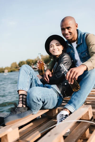 Multicultural couple with drinks — Stock Photo, Image