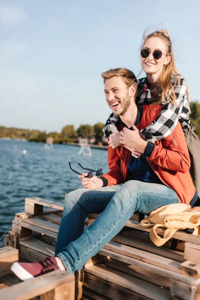 Gelukkige paar op pier — Stockfoto