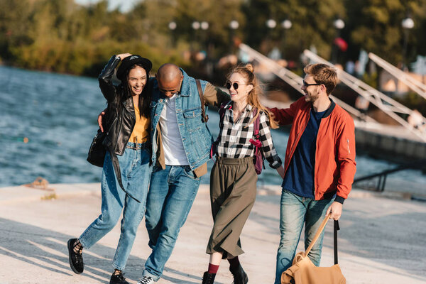 Multikulturelle Freunde gehen auf Seebrücke — Stockfoto